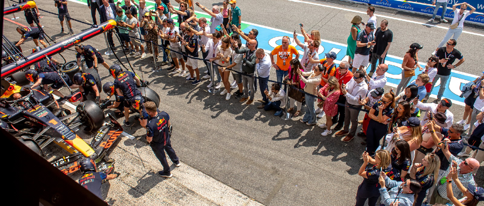 Promenade dans la voie des stands